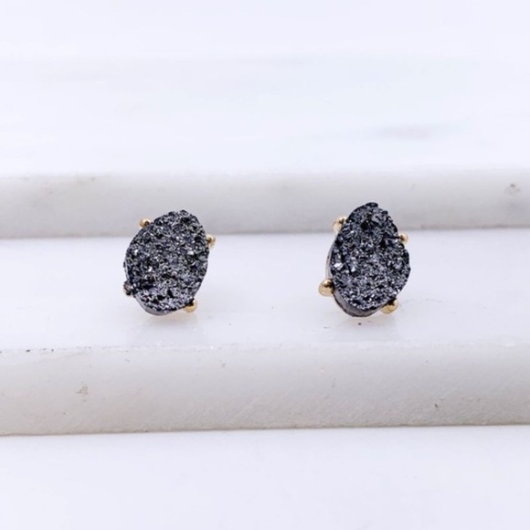 Des Feli Jewelry - Hematite Stud Earrings